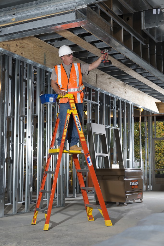 PD6204_AC52_AI_VestWorkerDrillRight Bird Ladder